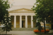 На фоне Храма Святого Людовика красуется знаменитый Запорожец старейшего министранта - пана Генриха.
1996 